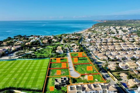 Perceel met schetsvergunning voor het bouwen van een villa op 2 verdiepingen plus kelder en zwembad gelegen in het prestigieuze Cascade resort, op loopafstand van het prachtige 5-sterrenhotel op de klif en het strand van Porto de mos. Perceel 30 bied...