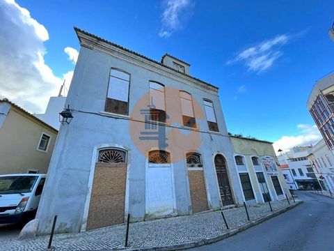 Der Palacete para Reabilitação befindet sich im Herzen des historischen Zentrums von Portimão, in der charmanten Rua do Comércio, einer Fußgängerzone voller Charme und Persönlichkeit. Die majestätische und imposante Fassade des Gebäudes dominiert die...