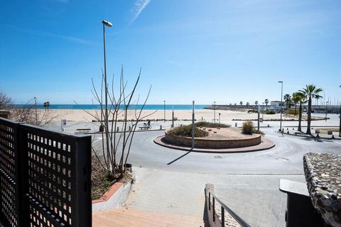 AT065 Boabi: Apartamento acogedor, soleado y totalmente equipado, situado en el edificio Boabi frente a la playa de La Paella en la zona de Els Munts Torredembarra. El alojamiento ha sido reformado y dispone de 2 habitaciones dobles, comedor, cocina ...