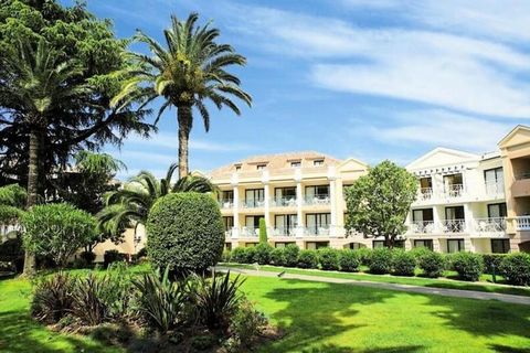 Au cœur de Cannes, la Résidence Villa Francia offre un refuge chaleureux aux familles ou aux amis. Cette résidence bien située comprend de petits bâtiments aux couleurs pastel entourés de jardins luxuriants, créant une atmosphère paisible. Vous pourr...