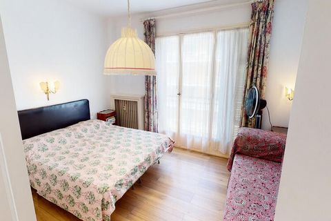 Ce chaleureux appartement de 3 pièces est situé au 5ème étage d'une résidence calme, offrant un séjour au calme à seulement 600 mètres de la plage et du centre ville. L'appartement comprend une chambre parentale avec un lit double 160x200cm, un lit s...