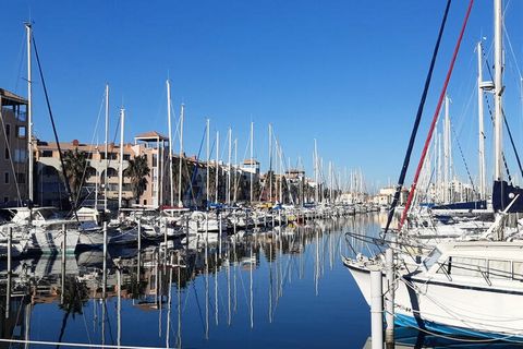 Port Leucate. Residentie Les Voiles Blanches. Zeer mooi T2-appartement gelegen op de 1e verdieping met lift, gelegen op het Z/O. Ideaal voor 4 personen. Lichte woonkamer met airconditioning (slaapbank, TV) die uitkomt op de ingerichte keuken (grote k...