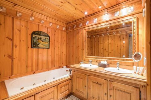 Appartement de prestige de 90m2 dans quartier prisé des Chenus. Possibilité de partir et de revenir à l'appartement en ski depuis la piste du Plantrey. A 650m du centre de Courchevel 1850. Comprends 3 chambres avec lit double, une piscine, un sauna e...