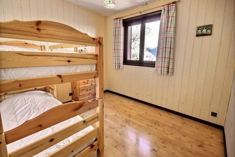 Dieses charmante Chalet ist der perfekte Rückzugsort für bis zu 8 Personen und bietet eine großzügige Raumaufteilung und komfortable Schlafgelegenheiten. Es verfügt über ein Doppelbett, zwei Schlafzimmer mit Einzelbetten und ein Etagenbett im vierten...