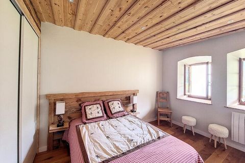 Dieses neu renovierte, geräumige Apartment bietet einen komfortablen Aufenthalt für 6 bis 8 Personen. Das Anwesen verfügt über ein Doppelzimmer mit viel Stauraum und ein zweites Schlafzimmer mit vier Etagenbetten, ideal für Gruppen oder Familien. Hau...