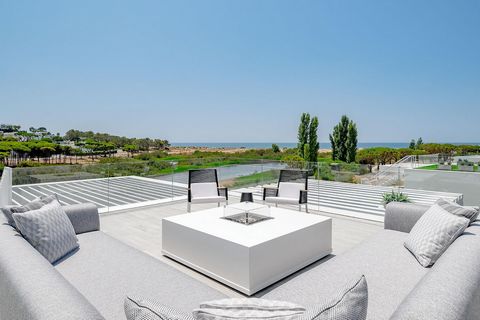 Ervaar het ongeëvenaarde comfort van dit prachtige pand, in de prestigieuze wijk Dunas Douradas op slechts een steenworp afstand van het strand. Het huis is voorzien van kamerhoge glazen ramen die het interieur overspoelen met natuurlijk licht, waard...