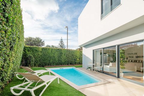 Dieses schöne, halbneue T3+1-Haus zum Verkauf in Aldeia de Juso bietet ein modernes und komfortables Wohnerlebnis in einem der begehrtesten Viertel von Cascais. Dieses Haus wurde in den letzten Jahren erbaut und befindet sich noch in der Baugarantie ...