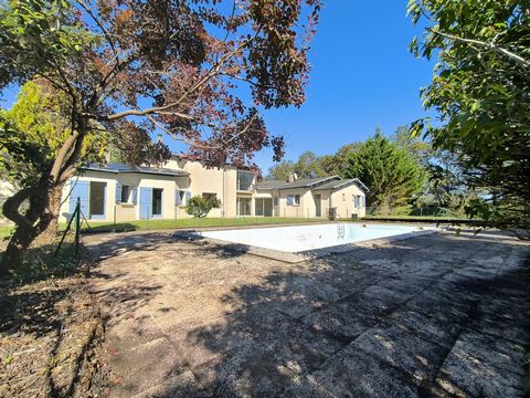 Ontdek dit charmante gelijkvloerse huis in Gignac, met een bewoonbare oppervlakte van 269 m2. Gelegen in een rustige omgeving, is het ideaal voor gezinnen die op zoek zijn naar ruimte en rust. De woning beschikt over vier ruime slaapkamers, waaronder...