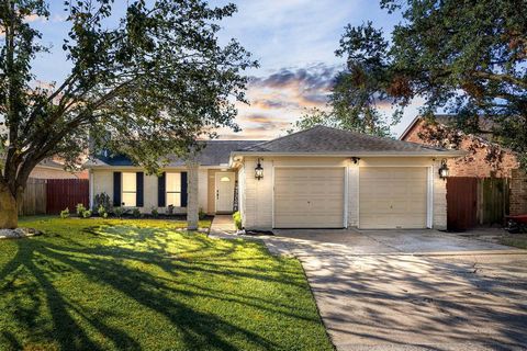 ¡Bienvenido a casa a 12522 Drifting Winds Drive, ubicado en la comunidad de Parkway Forest y zonificado para Sheldon ISD! Esta casa cuenta con 3 dormitorios, 2 baños completos y un garaje adjunto para 2 autos. Al abrir la puerta principal, le da la b...