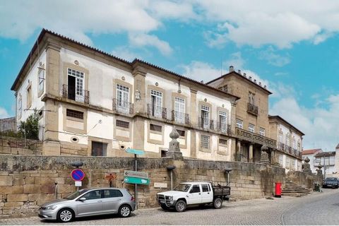 Situado en Largo da Sr.ª do Rosário, el Solar dos Marqueses da Graciosa es un imponente edificio de origen del siglo XVI, con una amplia fachada en la que destaca la torre central, revestida de piedra. Se encuentra en el centro histórico, cerca de la...