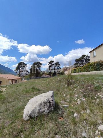 SERANON village, hinterland of Grasse, near ANDON, CAILLE, THORENC, GREOLIERE LES NEIGES, 30 ' by car from Saint Vallier de Thiey, our agency offers you this pretty building plot of 364 M2, serviced, sold with a PC for the construction of a wooden ho...