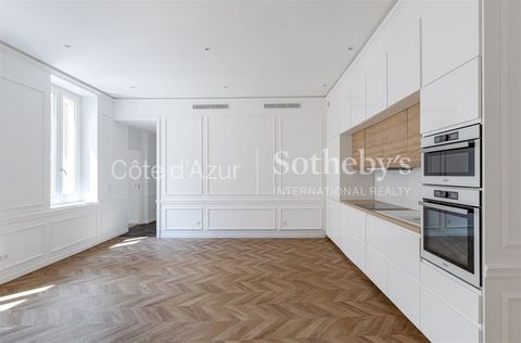 In Beaulieu Sur Mer, in het hart van de stad, mooi appartement te koop van 68 m². Het is gelegen op de 2e verdieping zonder lift. De winkels, de haven (450 m), het treinstation (200m) en het strand liggen op loopafstand. Het is een 3-kamerappartement...