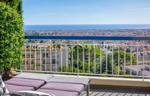 Prächtiges Penthouse, das von außergewöhnlicher Helligkeit profitiert und einen Panoramablick auf das Mittelmeer, den herrlichen Schlosshügel und die geschäftige Stadt Nizza bietet. Diese repräsentative Residenz verspricht ein unvergleichliches Wohne...