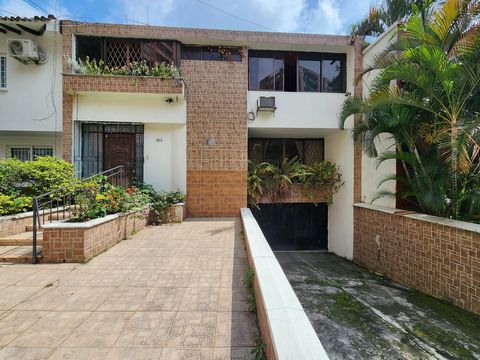 ¡No dejes pasar esta oportunidad! Te presentamos esta hermosa casa ubicada en la ciudad de Cali, en el Valle del Cauca. Con una amplia área de terreno de 357 M2 y 340 M2 de construcción, esta propiedad es ideal para ti y tu familia. Con su área priva...