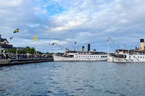 Gelegen im malerischen Eriksö-Naherholungsgebiet von Vaxholm, bietet dieser Ort eine ruhige Zuflucht im Herzen des schwedischen Archipels, wo unberührte Natur auf moderne Annehmlichkeiten trifft. Nur 30 Minuten von Stockholm entfernt und dennoch weit...