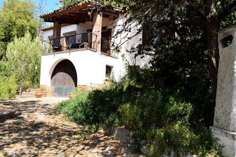 Odkryj Casa „Dynaida”, uroczą nieruchomość położoną w prestiżowej dzielnicy mieszkalnej Begur, na pięknym wybrzeżu Costa Brava. Ta komfortowa rezydencja oferuje spokojne i słoneczne otoczenie, położona na łagodnym zboczu na obrzeżach miasta Begur. St...