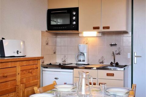 Położony w samym sercu kurortu apartament składa się z pokoju dziennego z kanapą dla dwóch osób oraz części sypialnej przy wejściu z łóżkiem piętrowym (2 łóżka pojedyncze). Posiada również wyposażoną kuchnię i łazienkę z wanną. Toalety są niezależne....