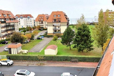 Dit volledig gerenoveerde 2-kamerappartement, perfect uitgerust en ideaal gelegen vlakbij het strand, het meer en de winkels, bestaat uit: Een entree, een open keuken naar een ruime woonkamer met zithoek: slaapbank voor 2 personen en televisie en eet...