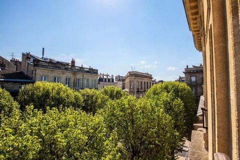 Dit ruime en charmante appartement van 76 m² bevindt zich op de derde en bovenste verdieping van een klassiek 18e-eeuws gebouw in Bordeaux en biedt een toplocatie in het hart van de gouden driehoek. Op slechts een steenworp afstand van Place des Quin...