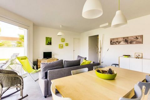 Dieses moderne, einstöckige Haus erstreckt sich über 94 m² auf einem 700 m² großen Grundstück und bietet bequem Platz für bis zu sieben Gäste. Zu den Schlafgelegenheiten gehören ein Schlafzimmer mit einem 90-cm-Einzelbett und zwei 90-cm-Etagenbetten,...