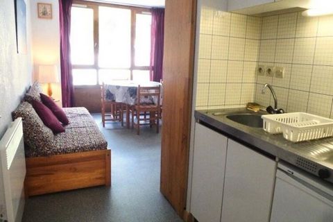 Apartament w rezydencji LES ECUREUILS, maksymalnie 3/4 łóżek na parterze, od strony północnej: • Wejście • Kabina ze 140 łóżkami • Pokój dzienny z rozkładaną sofą (2x80) • Aneks kuchenny • Łazienka z wanną i WC • Schowek na narty • SKIBUS w odległośc...