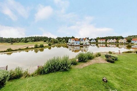 Dit gezellige vakantiehuis ligt in een voetgangersdorp in Fort-Mahon en biedt een rustig toevluchtsoord in het hart van Picardiכ. De accommodatie beschikt over twee slaapkamers, ייn met een tweepersoonsbed en de andere met twee eenpersoonsbedden, eve...