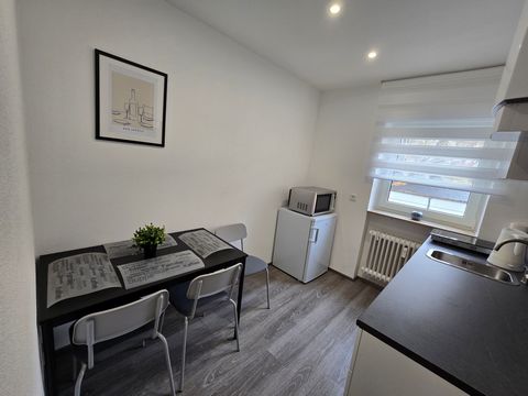 Diese helle und stilvoll renovierte Wohnung überzeugt mit einer großzügigen Fensterfront nach Süden, die für ein angenehmes Wohngefühl und viel Tageslicht sorgt. Bad, Schlafzimmer und Küche sind ebenfalls mit Fenstern ausgestattet und bieten eine fre...