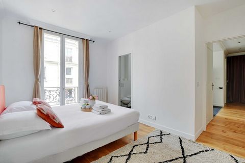 Checkmyguest biedt u een ruim en prachtig appartement van 65 m², gelegen in de rustige wijk Porte-Dauphine, in het 16e arrondissement van Parijs. Geniet van een lichte, goed ingerichte kamer, perfect voor een comfortabel verblijf. Op slechts een stee...