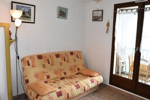 This cozy studio accommodates up to 3 people with a two-person convertible sofa and a double foldaway bed, offering versatile sleeping arrangements. The property is not pet-friendly, ensuring a calm environment for all guests. With a total surface ar...