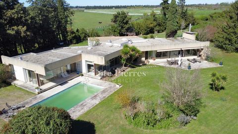 L'agence Côté pierres immobilier vous propose cette très belle villa signée Armand PELLIER. située au calme à l'abri des regards, cette villa de 250m2 Hab sur 10 000 m2 de terrain plat et paysagé répondra aux attentes des amoureux de l'architecture e...