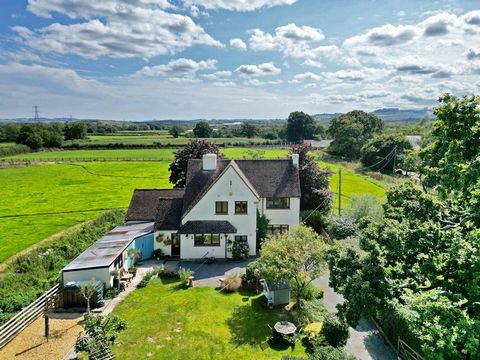 EINLEITUNG Little Bradley Farmhouse ist ein wunderschönes Einfamilienhaus, das sich seit zwanzig Jahren im selben Besitz befindet. Seit dem Erwerb der Immobilie wurde sie erheblich verbessert und erweitert, um ein komfortables Familienleben mit viel ...