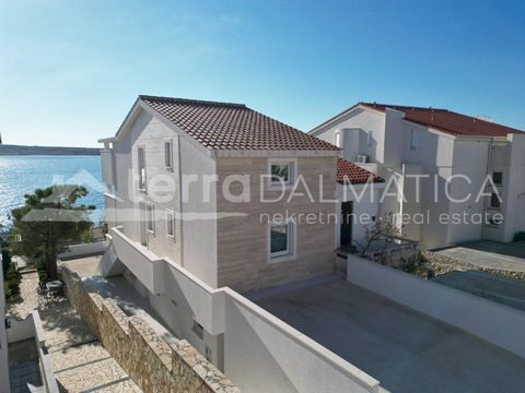 Ein Haus am Meer mit zwei Wohnungen steht zum Verkauf in Vidalići auf der Insel Pag. Es befindet sich in erster Reihe zum Meer und bietet einen atemberaubenden Blick auf die gesamte Bucht von Pag. Es handelt sich um einen Neubau, der modernes Design,...