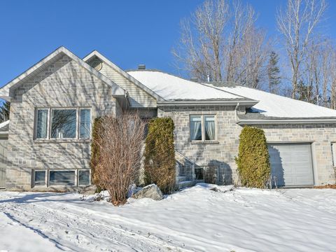 Pretty single-storey house for sale -- Peaceful and convenient area! Come discover this charming single-storey house located in a quiet and sought-after area, just a few minutes from essential amenities such as restaurants, cafes, grocery stores, and...