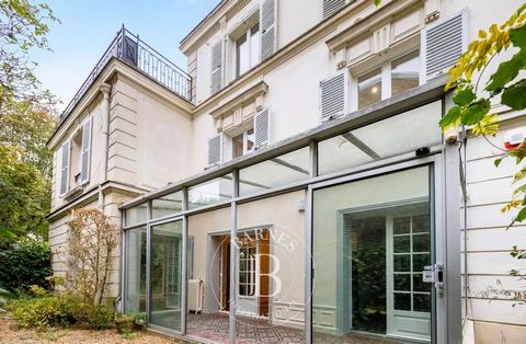 Exclusivité. Damien Portail - votre consultant Barnes à Versailles - vous présente cette vaste et belle demeure ancienne fin XIXème d’une surface de 204m² habitables avec sous-sol complet et jouissant d’un terrain de 465m². Située au sein du quartier...