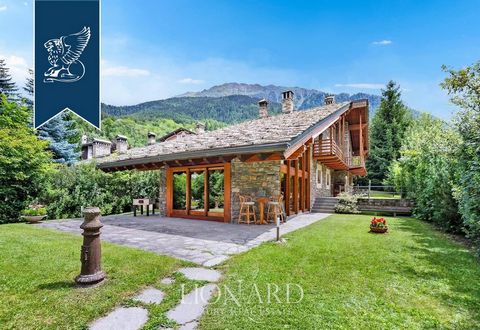 This exclusive 650 sqm Alpine chalet in the heart of Courmayeur blends stone and wood elements typical of prestigious mountain towns. Surrounded by a 970-sqm garden, the chalet offers privacy while being easily accessible to local amenities. Built in...