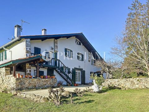 Exklusivität - In der Nähe des Zentrums des charmanten Dorfes Louhossoa, mit Blick auf das Dorf und herrlichem Blick auf die umliegenden Berge. Zu verkaufen: eine Immobilie von 3.500 m², teilweise bebaubar, mit einer Residenz aus dem 17. Jahrhundert,...