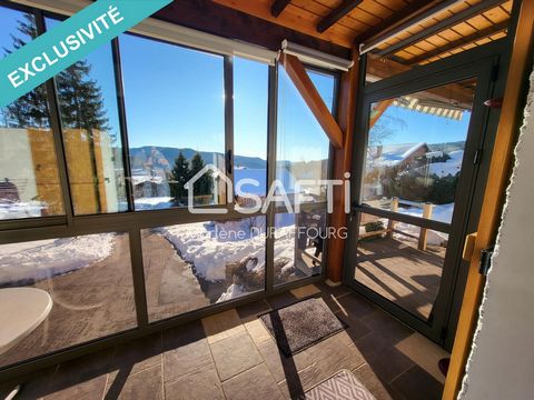 Situé à Morbier dans une commune du haut-jura, proche de la piscine et des commodités, cette maison à un emplacement idyllique par sa vue et sa tranquillité. Sur un terrain arboré de 2300m2 cette maison saura vous séduire par son calme et sa vue. Spa...