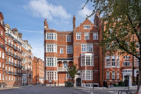 Arroccato al secondo piano di uno squisito edificio di interesse storico culturale di II grado, questo appartamento di 1.823 piedi quadrati offre una vista mozzafiato su Knightsbridge. Progettata dall'interior designer francese Alberto Pinto, la resi...