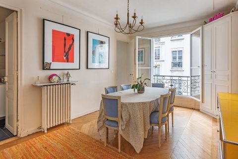 Rue de Rocroy, on the edge of the 9th arrondissement, on the 3rd floor of a fine old building with concierge and lift, this dual-aspect family apartment of 106 m2 overlooks the street and courtyard. It is comprised of an entrance hall, living-room, d...