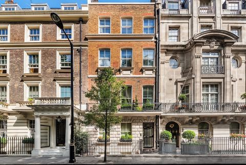 Situato al secondo e terzo piano di un edificio georgiano di II grado nel cuore di Mayfair, questo appartamento con tre camere da letto conserva le sue caratteristiche d'epoca, che sono esaltate da eccellenti livelli di luce naturale. La struttura si...