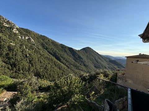 The Sunrise real estate agency offers for sale, just 25 minutes from Monaco and Nice, this 66m2 village house located in the historic village of Peille. This atypical house with balcony is composed of an equipped kitchen, a living room, two bedrooms ...