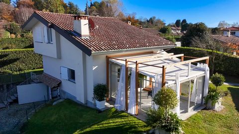 Wunderschöne freistehende Villa in ruhiger und sonniger Lage Diese herrliche Villa zum Verkauf in den Hügeln des Lago Maggiore, in Gignese, liegt in einem reservierten Bereich, umgeben von Grün, bietet viel Platz und modernen Komfort. Auf zwei Ebenen...