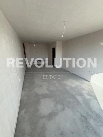 Revolution Estate le presenta un apartamento de un dormitorio con una excelente ubicación ubicado en el distrito. Hristo Smirnenski. Excelente ubicación entre dos arterias principales de la carretera Blvd. Peshtersko Shosse' y Blvd. 6 de septiembre. ...