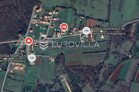 Istria, Radeki glavica, Loborika - beautiful building plot of 794 m2 of ideal rectangular shape. All infrastructure 50 m from the land. The land is located at the end of the construction zone, so it has guaranteed privacy and peace. Location informat...