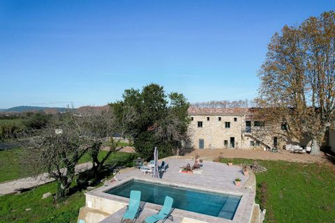 18th century farmhouse offering 198 m2 of fully restored living space including 5 bedrooms and 5 bathrooms, magnificent living room of almost 60 m2. Set on a 4930 m2 park, waterwheel, stunning swimming pool, garage and authentic bread oven Magnificen...