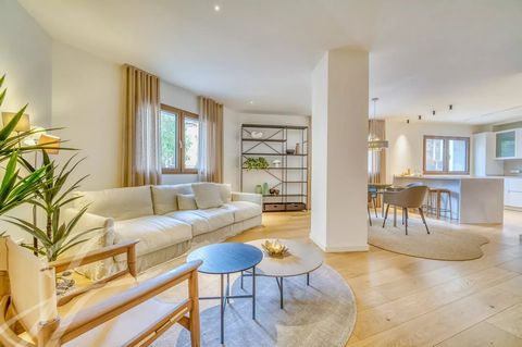 Situated at a quiet Plaza in the heart of Palma´s old town, this luxurious apartment is consisting out of two bedrooms, three bathrooms (two en-suite, one guest bathroom), a cozy patio as well as a private roof top terrace. While the entrance is offe...