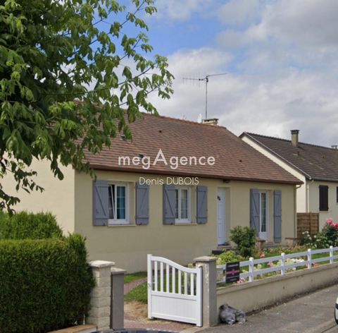 Alençon sud à 5 minutes du centre ville. Maison de plain pied avec sous sol. Cuisine ouverte sur le Séjour salon . Couloir desservant 3 belles chambres , salle d’eau et wc . Sous-sol comprenant une buanderie avec placards , cuisine d’été, atelier et ...