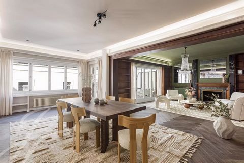 This spacious, recently renovated design apartment is located in the old town close to the famous Paseo. During the renovation, great importance was attached to the selection of high-quality materials and the fittings include parquet floors, a Häcker...