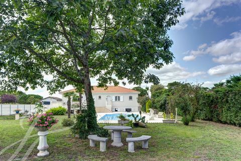 Nur 15 Minuten von Bordeaux entfernt und nur wenige Schritte vom Bahnhof, der Sie in 14 Minuten zum Bahnhof Saint Jean bringt, freut sich John Taylor, Ihnen dieses elegante zweistöckige Haus von etwa 205 m² in einer privilegierten, ruhigen und grünen...