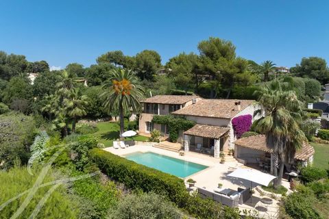 Im Herzen des prestigeträchtigsten Anwesens unserer schönen Hügel von Saint-Paul, genießt dieses große, charmante Familienanwesen mit Pool einen Panoramablick auf die Berge und das malerische Dorf Tourrettes-sur-Loup, das sinnbildlich für das Mittelg...